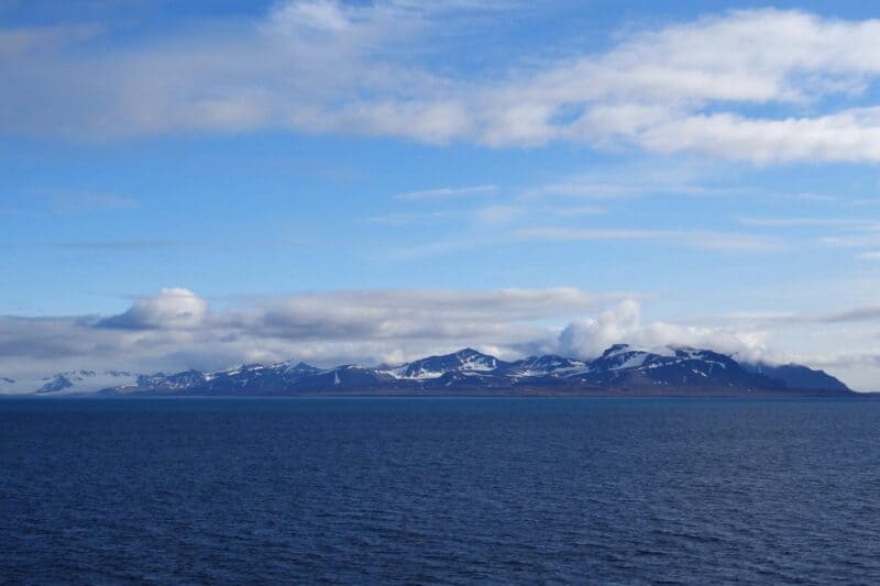 Die Berge von Spitzbergen am Horizont