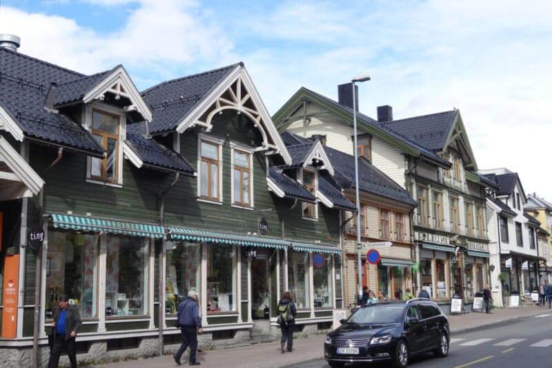 Schön verzierte Holzhäuser im Ortszentrum von Tromsø