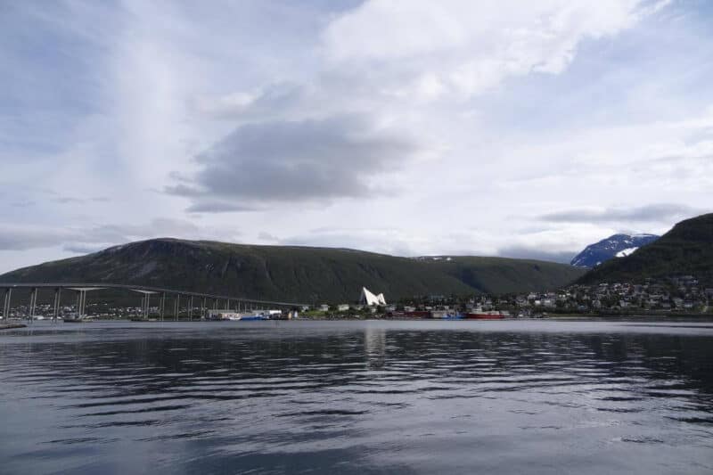 Blick auf die Bucht von Tromsø mit Straßenbrücke, Eismeerkathedrale und Bergen im Hintergrund