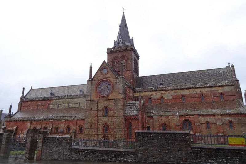 Rötliche St.-Magnus-Kathedrale in Kirkwall