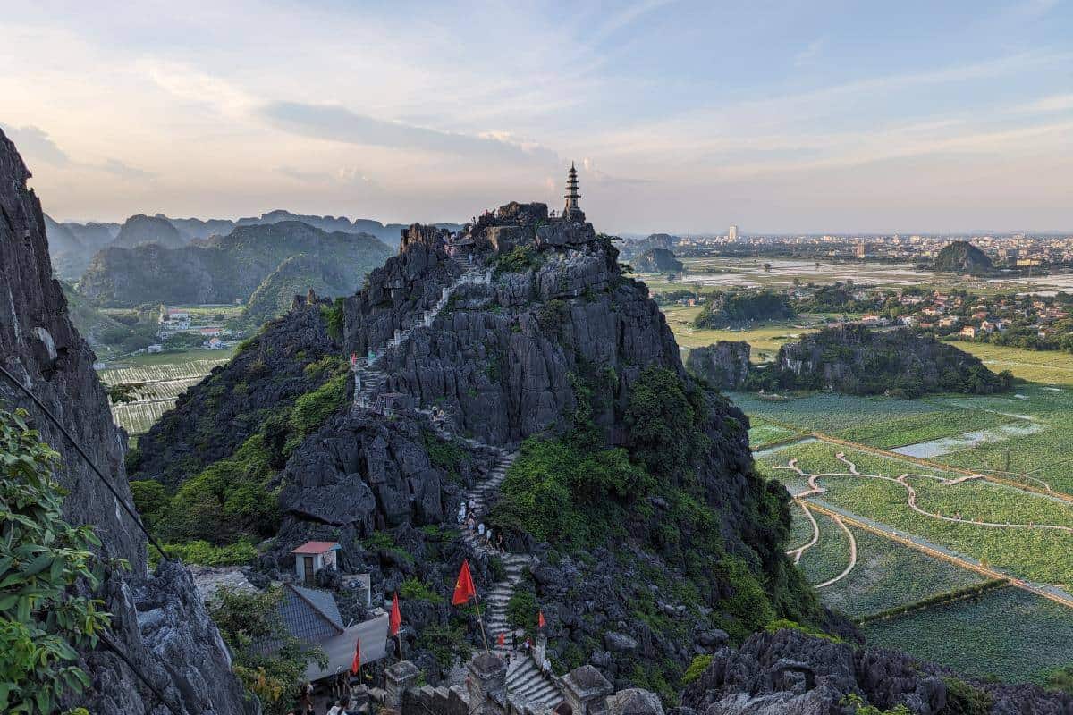 Entdecke Vietnams Städte, traumhafte Landschaften und kulinarische Highlights. Lies hier unsere Tipps um deine unvergessliche Reise zu planen!