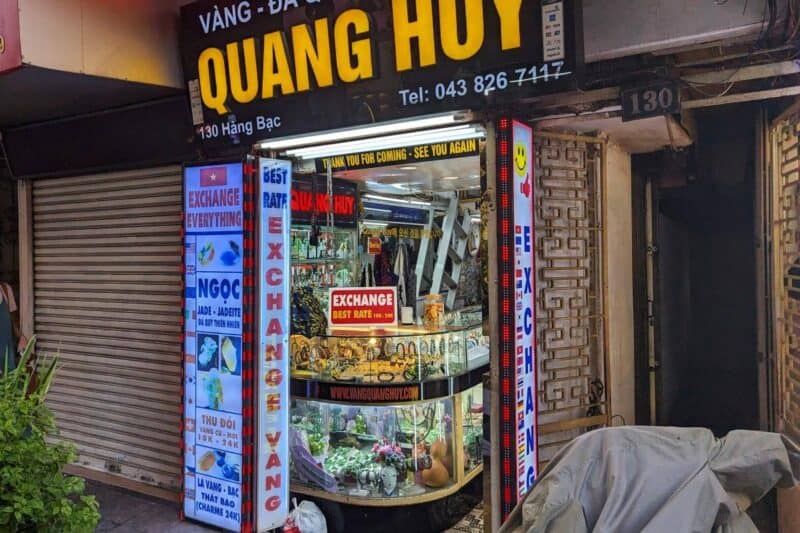 Wechselstube in Vietnam mit bunten Leuchtreklamen