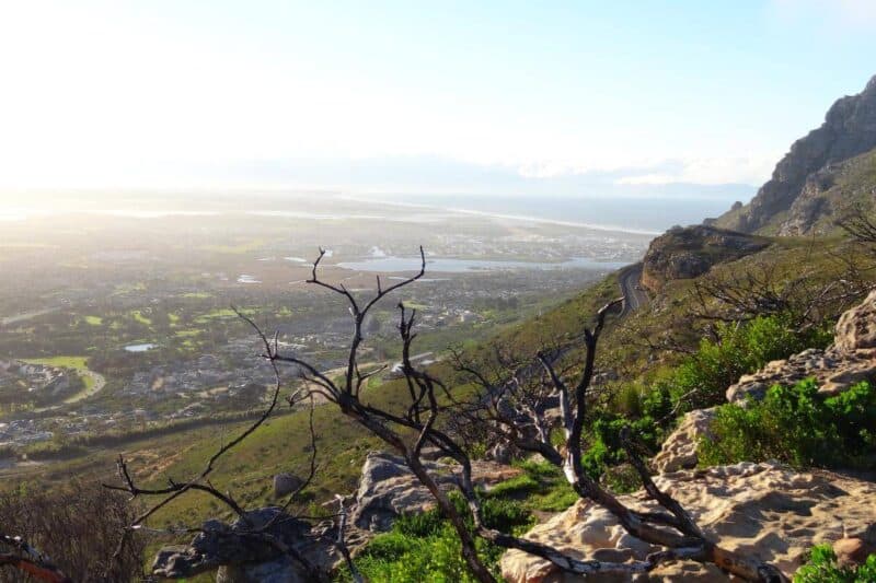 Blick vom Ou Kaapse Weg über Kapstadts Vororte und die Küste