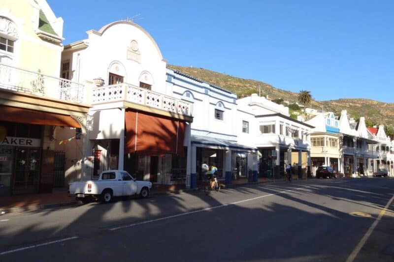 Kleine weiße Häuser an der Hauptstraße von Simon's Town auf der Kaphalbinsel