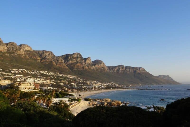 Panoramablick über die Felsformation der 12 Apostel, den Strandvorort Clifton und das Meer