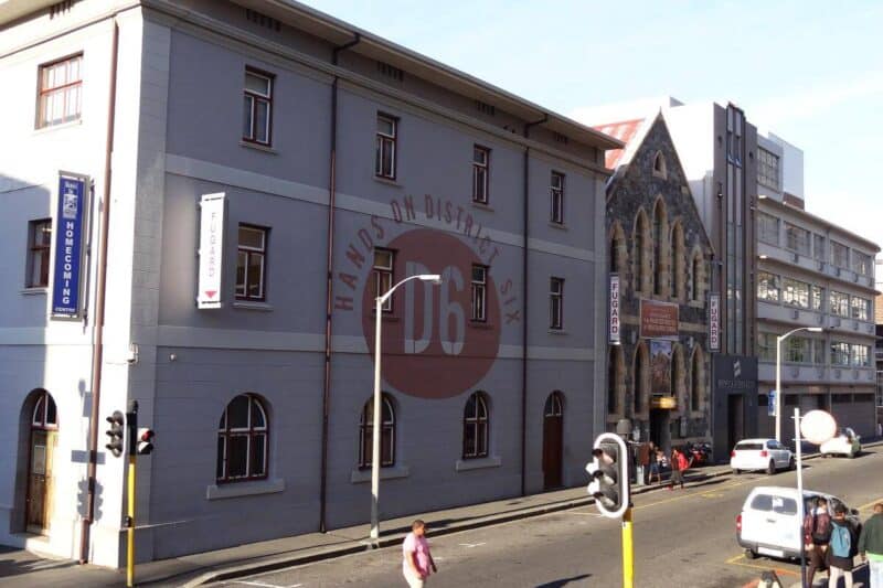 Ein Haus mit der Aufschrift "D6 - Hands on District Six"