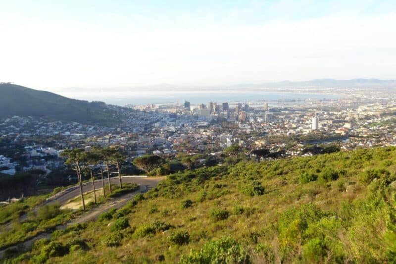 Blick über das Häusermeer von Kapstadt und die Bucht vom Parkplatz der Tafelbergseilbahn