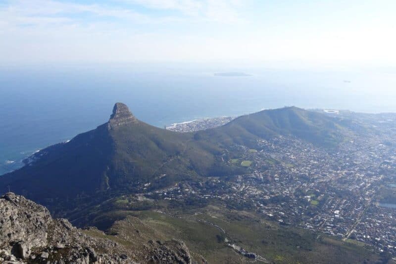 Blick auf den Lion's Head und den Signal Hill vom Tafelberg in Kapstadt