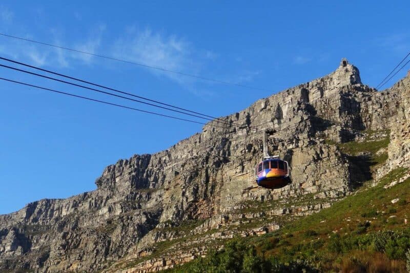 Gondel der Tafelbergseilbahn vor einem schroff aufragenden Felsmassiv