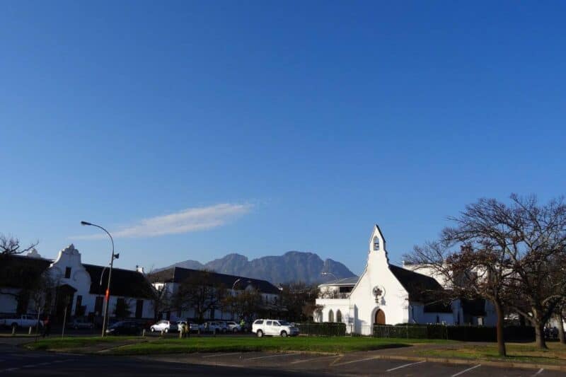 Panoramablick über den Platz Die Braak mit Kolonialhäusern und einer kleinen Kirche