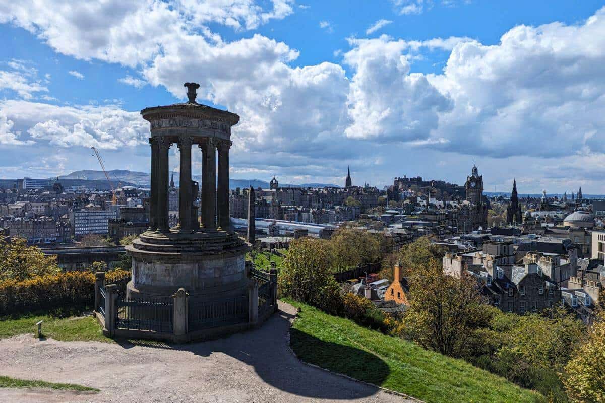 Plane deine Reise nach Edinburgh mit unserem Guide! Entdecke die schönsten Sehenswürdigkeiten und nützliche Reisetipps für Schottlands Hauptstadt.
