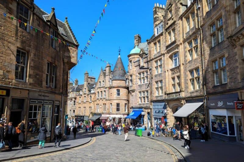Steinerne Gebäude entlang der gepflasterten Cockburn Street in Edinburgh