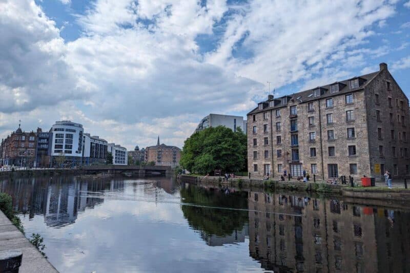 In Leith mündet der Fluss Water of Leith im Hafen von Edinburgh in den Firth of Forth. Davor lädt eine schöne Uferpromenade zum Spazieren ein