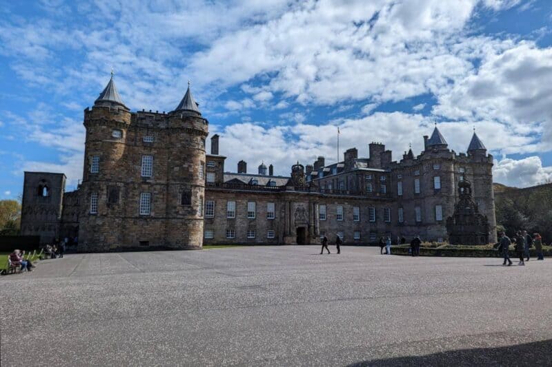 Fassade und Seitenflügel des Palace of Holyroodhouse