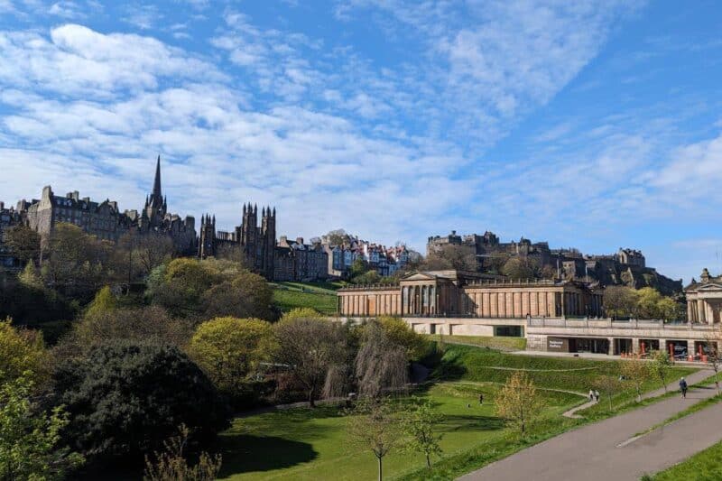 Die "Skyline" von Edinburghs Altstadt mit Türmen und Steinfassaden über den Princes Street Gardens