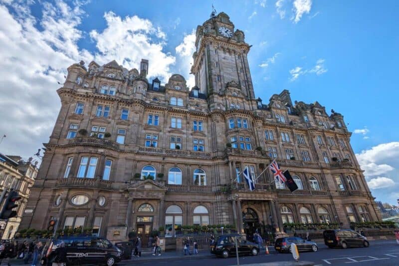Fassade und Uhrturm des The Balmoral auf der Princes Street