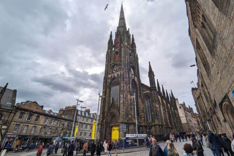 Vorplatz der Tolbooth Kirk mit Blick auf den Kirchturm und das Kirchenschiff