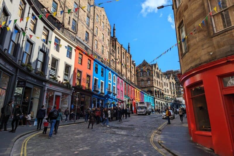 Bunte Häuserfassaden in der Victoria Street in Edinburgh