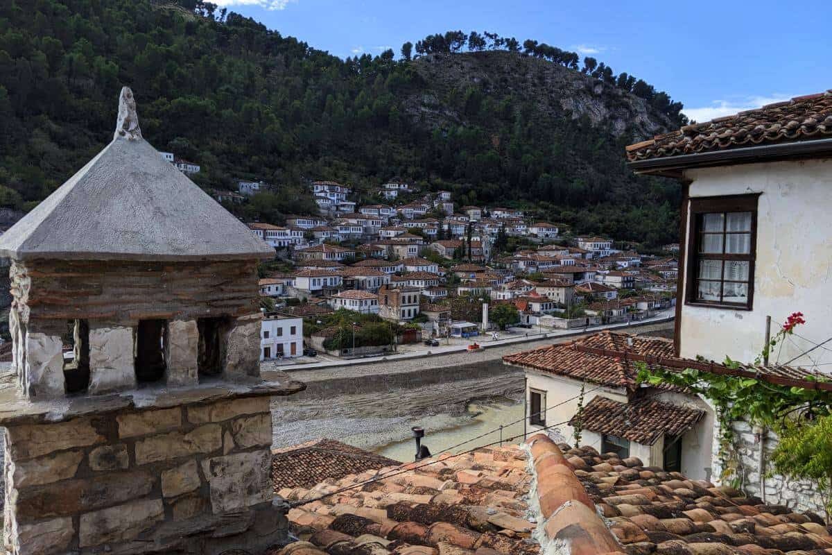 Entdecke auf einem Roadtrip durch Mittelalbanien die Schönheit der Region. Unsere Tipps und viele Sehenswürdigkeiten erwarten dich!