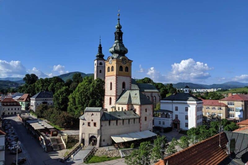 Blick auf die Türme der Stadtburg und der Maria-Himmelfahrt-Kirche vom Uhrturm in Banská Bystrica