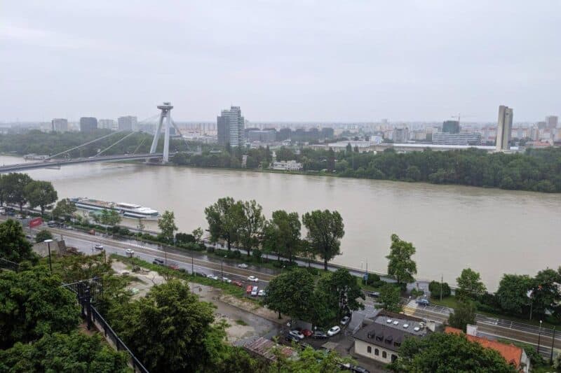 Aussicht auf die Donau und die SNP-Brücke