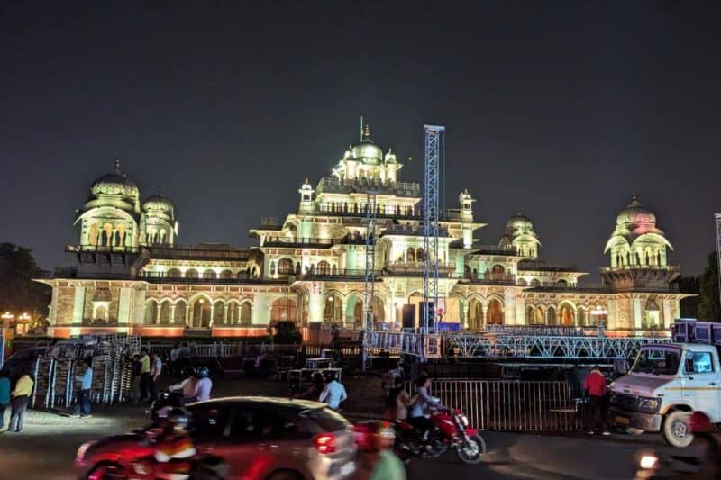 Schön beleuchtete Fassade des Albert Hall Museums in Jaipur
