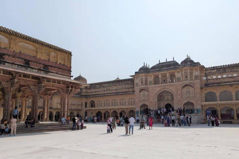 Links die Audienzhalle des Maharadschas, rechts das fein verzierte Ganesha-Tor im Amber Fort in Jaipur