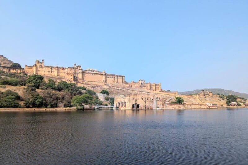Das Amber Fort thront auf einem Hügel über einem See