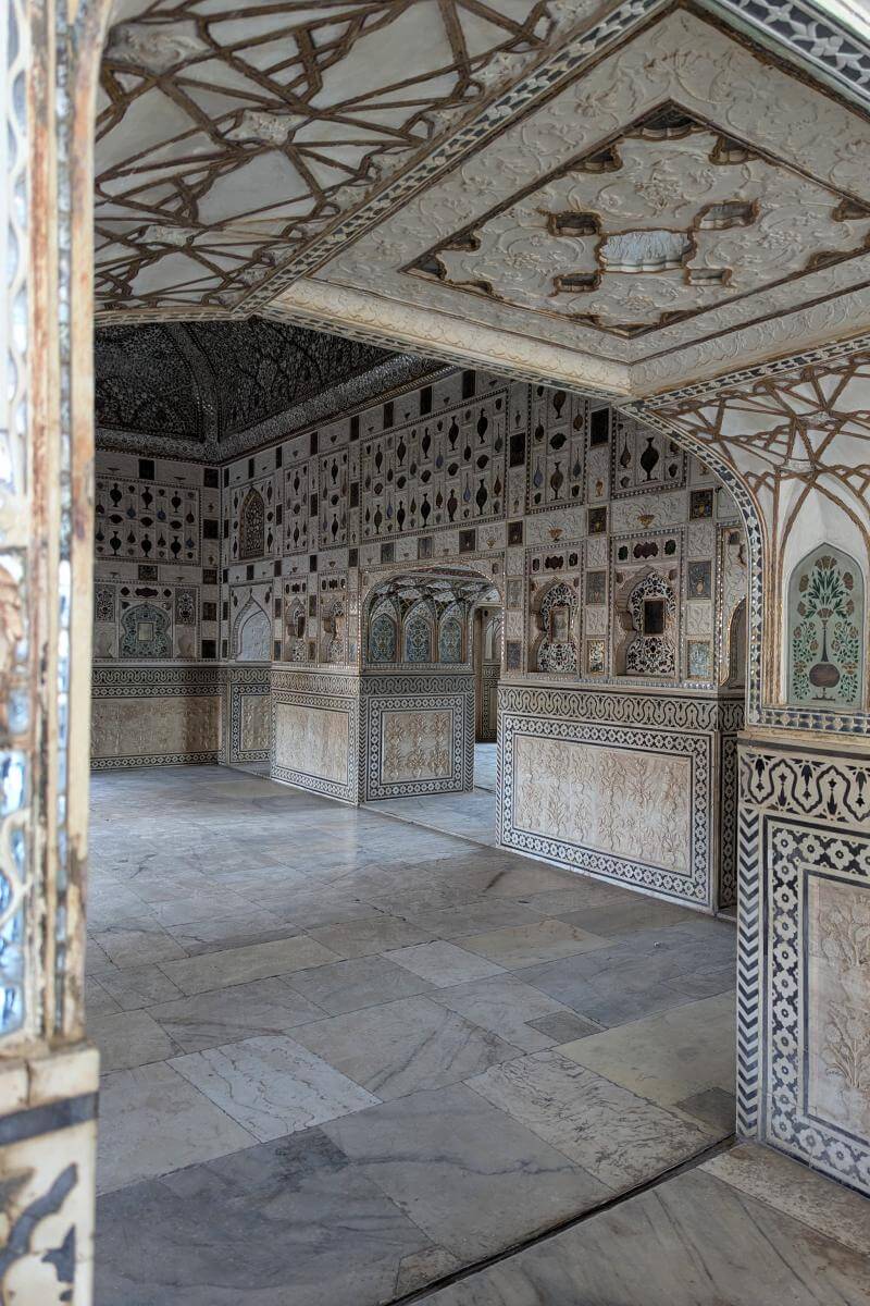 Detailreich verzierte Wände des Spiegelpavillons Sheesh Mahal