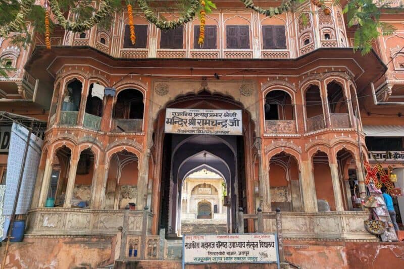 Pinke Häuserfassade in Jaipur