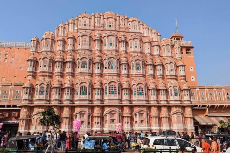 Fein verzierte Fassade des Palasts der Winde in Jaipur