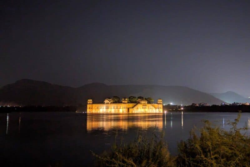 Das nächtlich beleuchtete Wasserschloss Jal Mahal