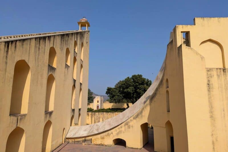 "Zeigerturm" und Skala der großen steinernen Sonnenuhr