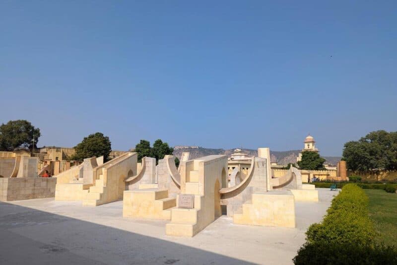 Verschiedene Sonnenuhren und Messgeräte zum Stand der Planeten im Observatorium Jantar Matar in Jaipur
