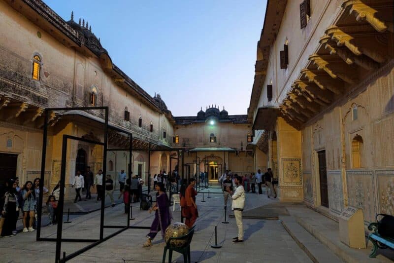 Nächtlich beleuchteter Innenhof des Nahargarh Forts in Jaipur