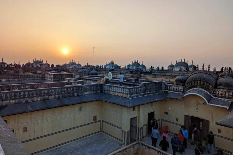 Blick auf den Sonnenuntergang über die geschwungenen Dächer des Nahargarh Forts