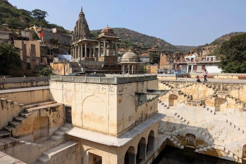 Pagode und zahlreiche Stufen des Stufenbrunnens Panna Meena ka Kund