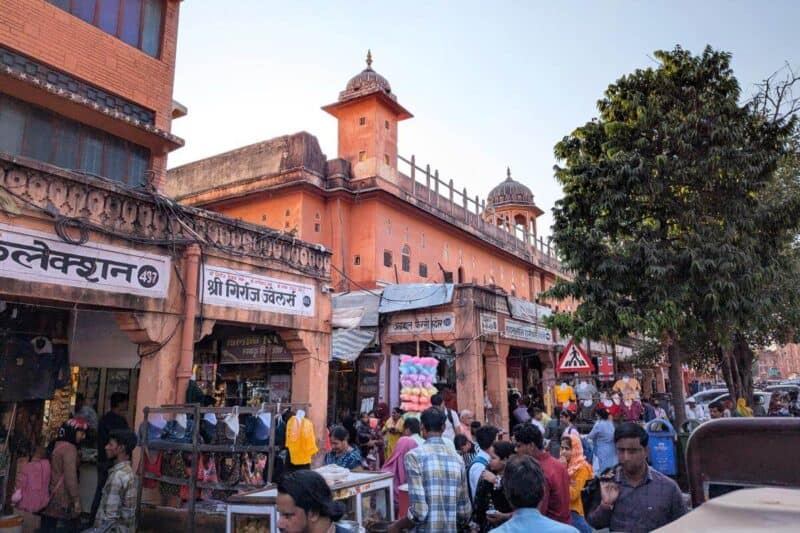 Belebte Geschäfte in den pinken Fassaden von Jaipur