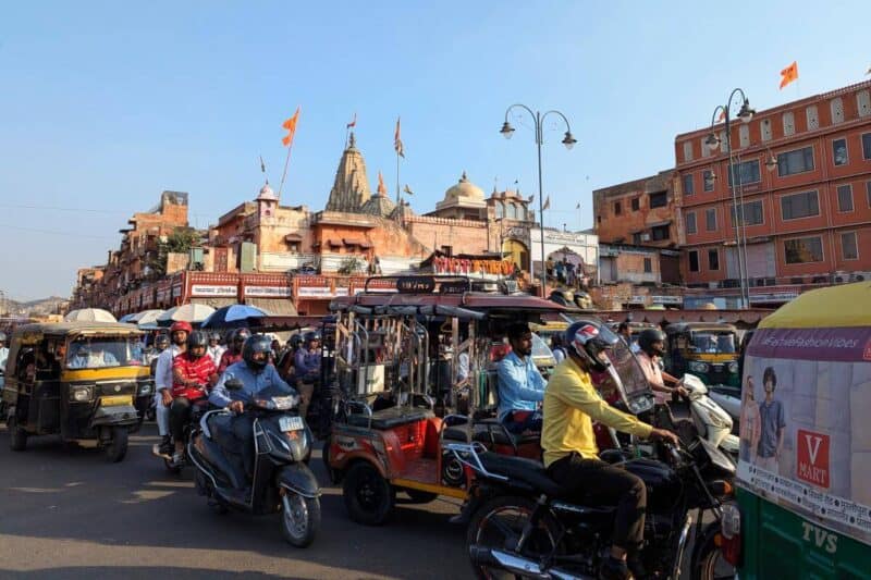 Tuk Tuks, Rikschas und Motorroller drängen sich auf einer Straße in Jaipur