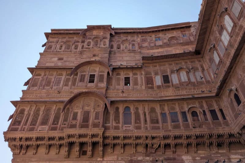 Fein verzierte Sandsteinfassade im Mehrangarh Fort