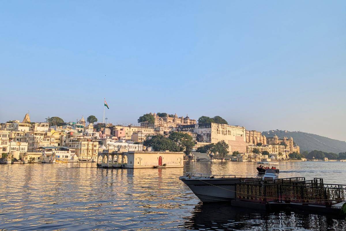 Erlebe einen unvergesslichen Tag in Udaipur! Entdecke die schönsten Paläste, Tempel und Sehenswürdigkeiten in der Stadt der Seen.