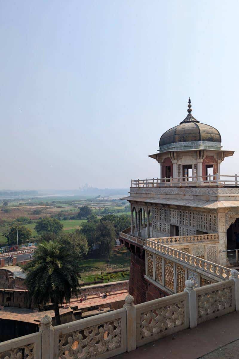 Aussicht vom Balkon der Mogulgemächer mit dem Taj Mahal im Hintergrund