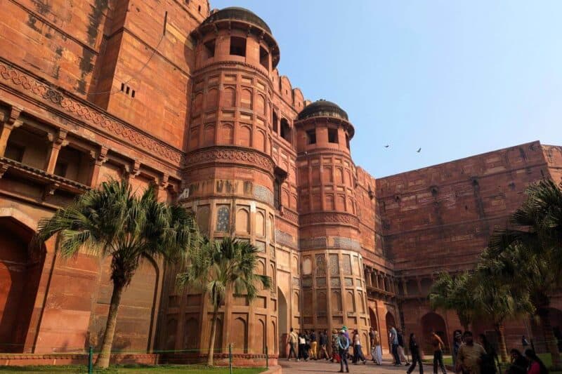 Mächtige Steintürme bewachen den Eingang ins Fort