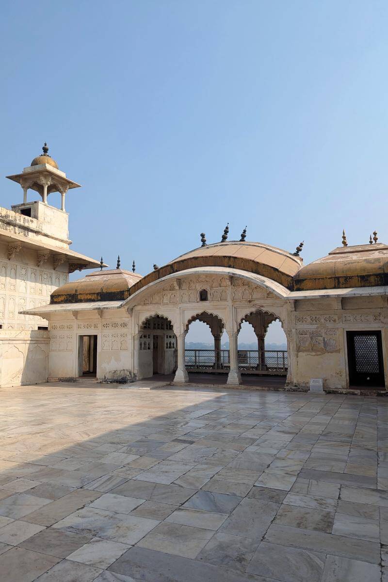 Marmorpavillon auf der Terrasse des Roten Forts