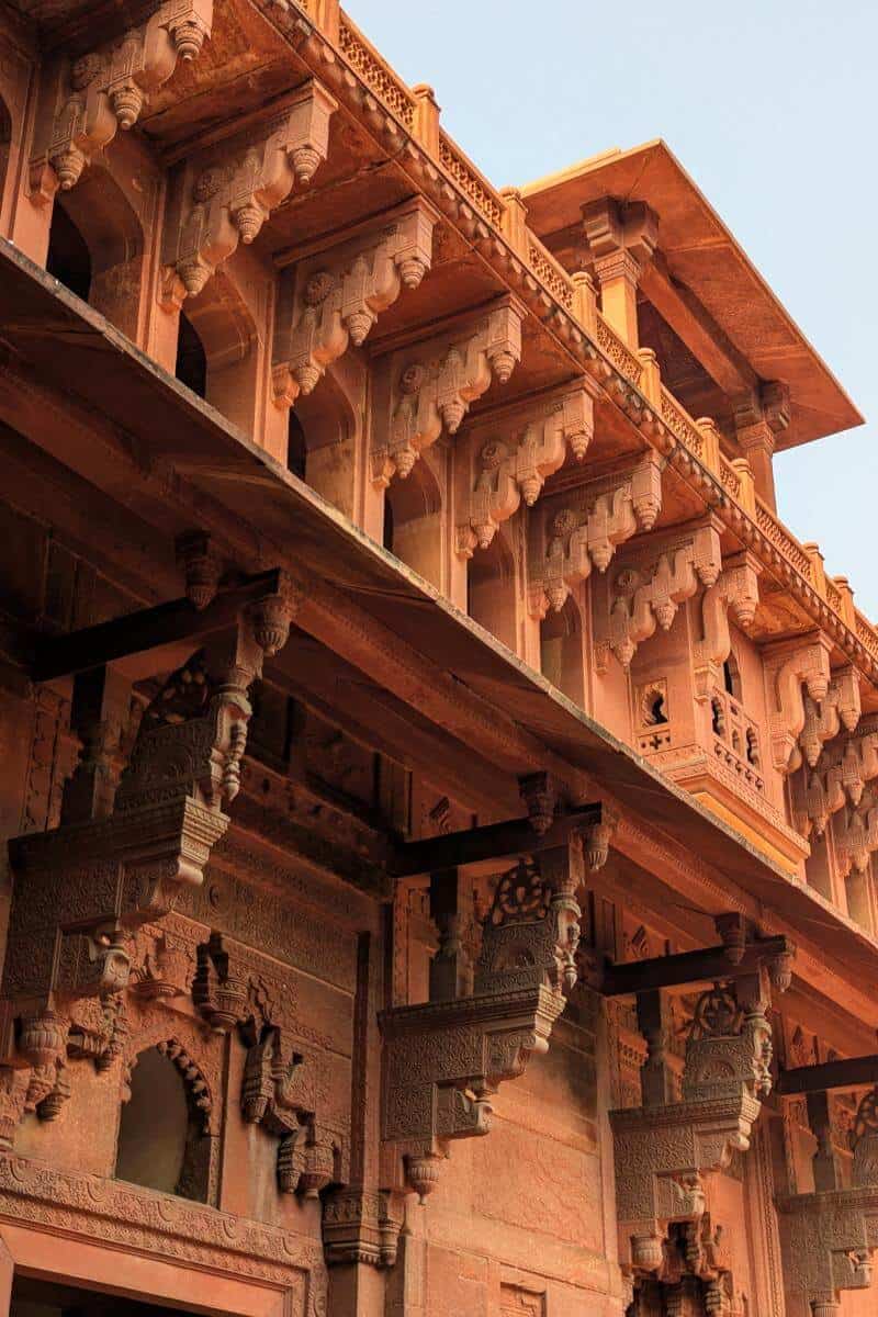 Detaillierte Steinarbeiten im Innenhof des Roten Forts