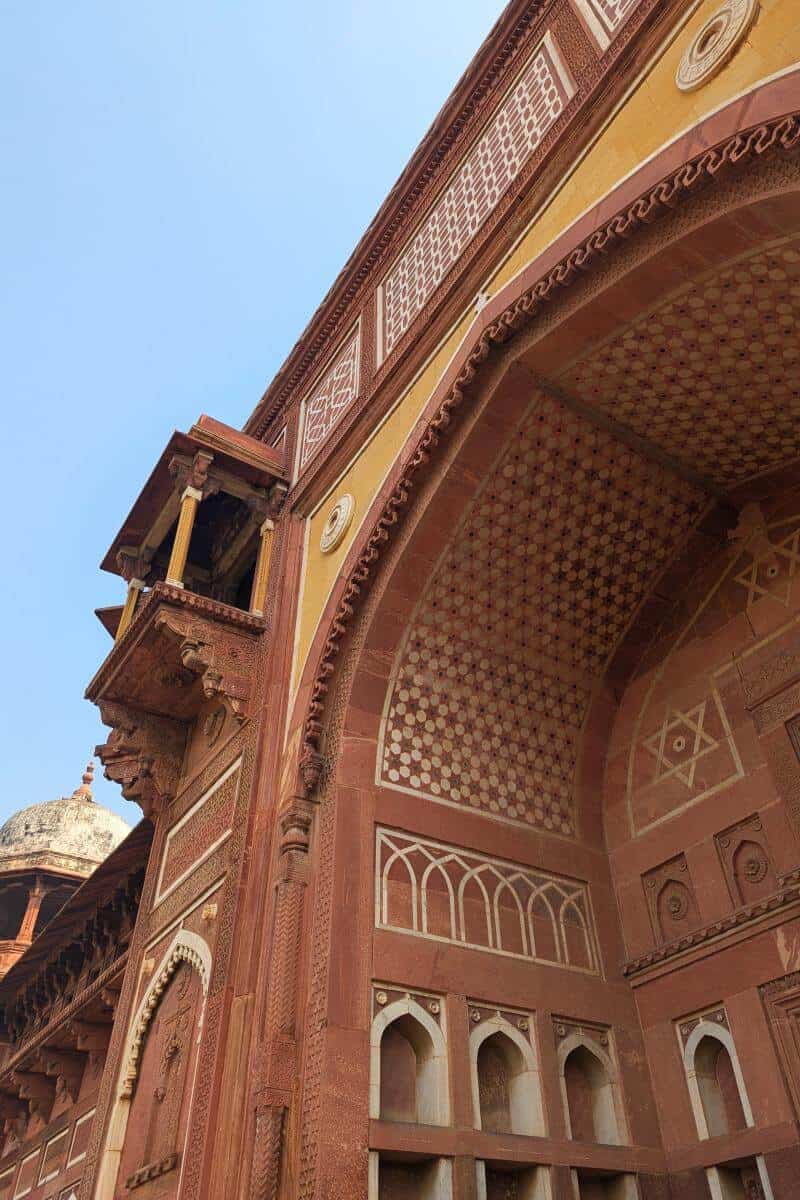 Fein verziertes Hauptportal des Wohnpalasts im Roten Fort in Agra