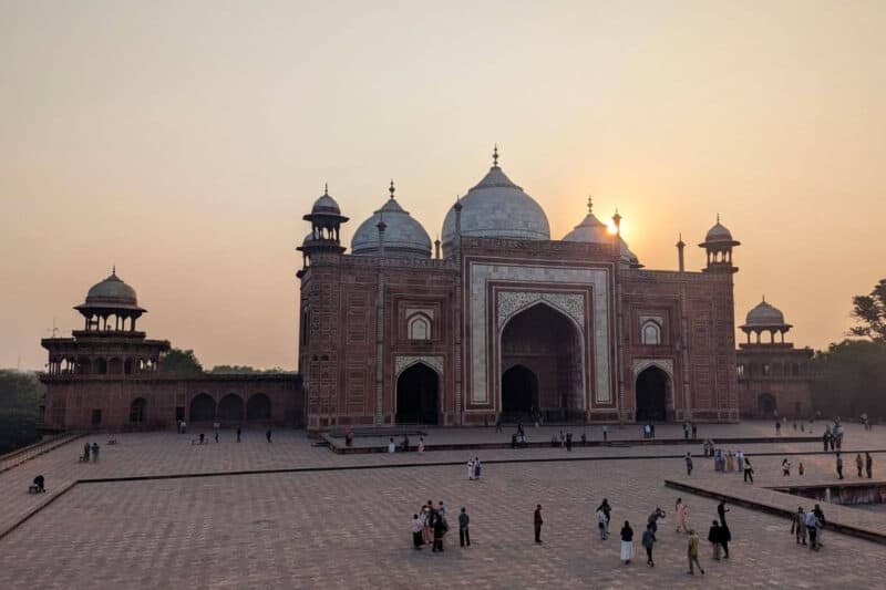 Aufgehende Sonne hinter einem der beiden Nebengebäude des Taj Mahals