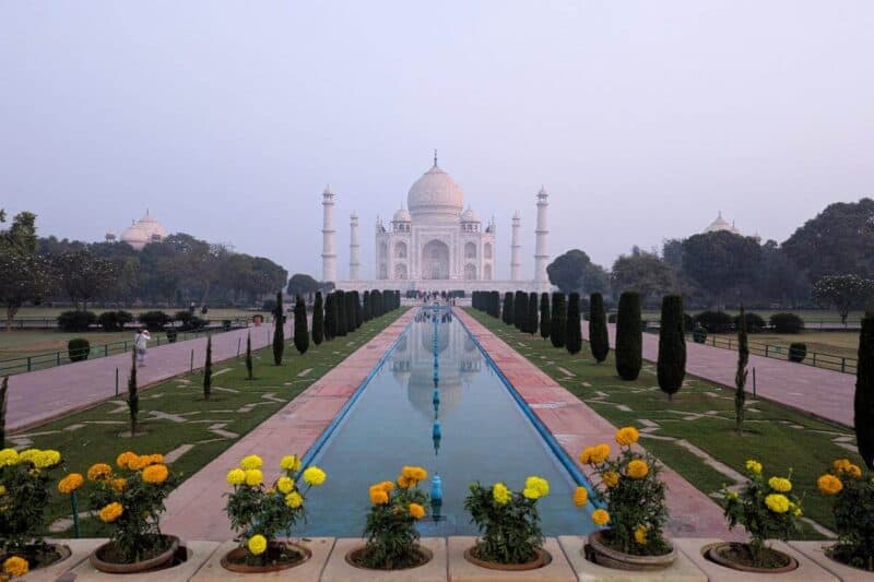 Blick über das Wasserbecken auf das Taj Mahal im Hintergrund