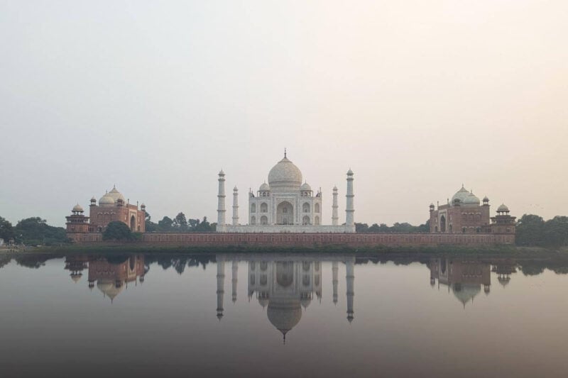 Illusion einer Spiegelung des Taj Mahals im Fluss