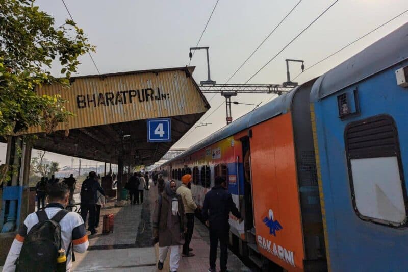 Zug im Bahnhof von Bharatpur